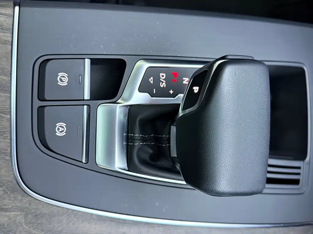 Audi Q5L 2024 — фото 11