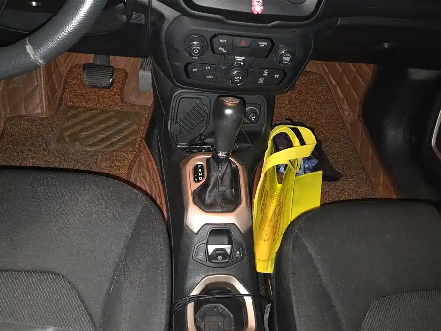 Jeep Renegade 2019 — фото 16