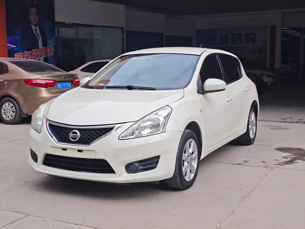 Nissan Tiida 2015 — фото 1