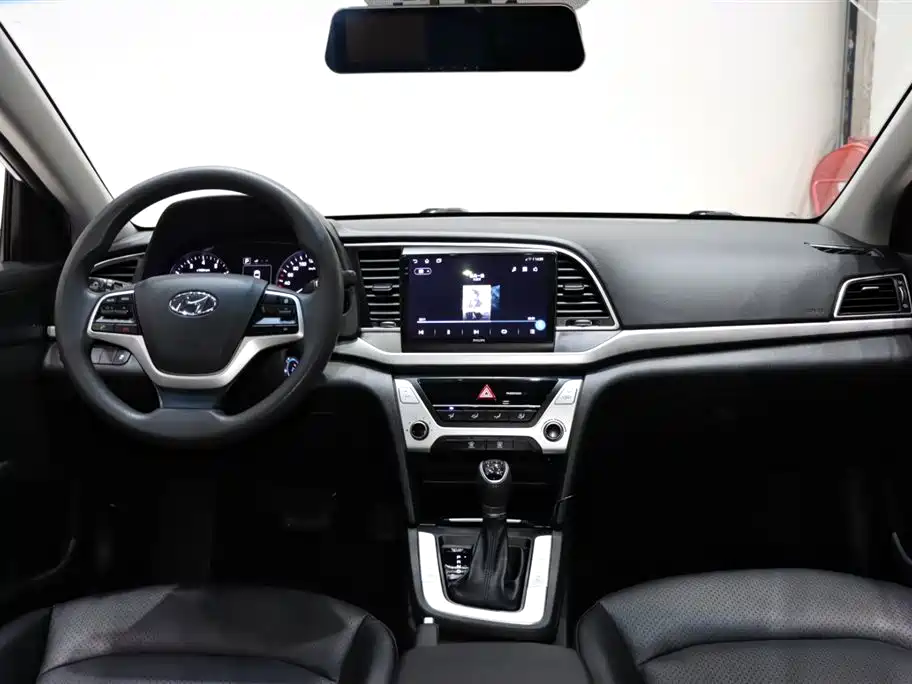 Hyundai Elantra 2019 — фото 12
