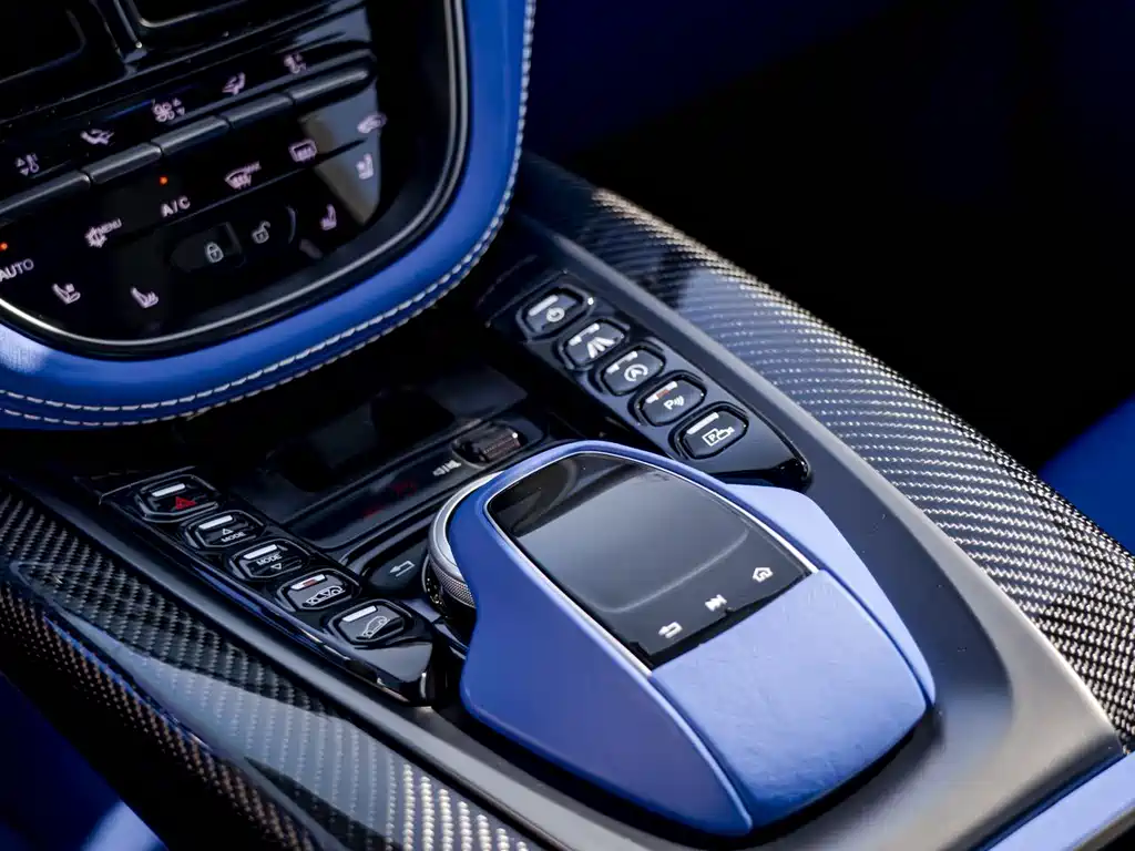 Aston Martin DBX 2021 — фото 12