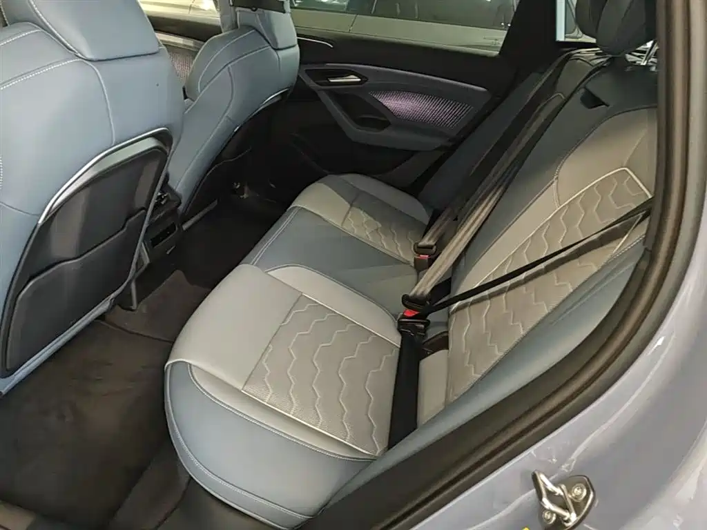 Audi Q6L e-tron 2025 — фото 17