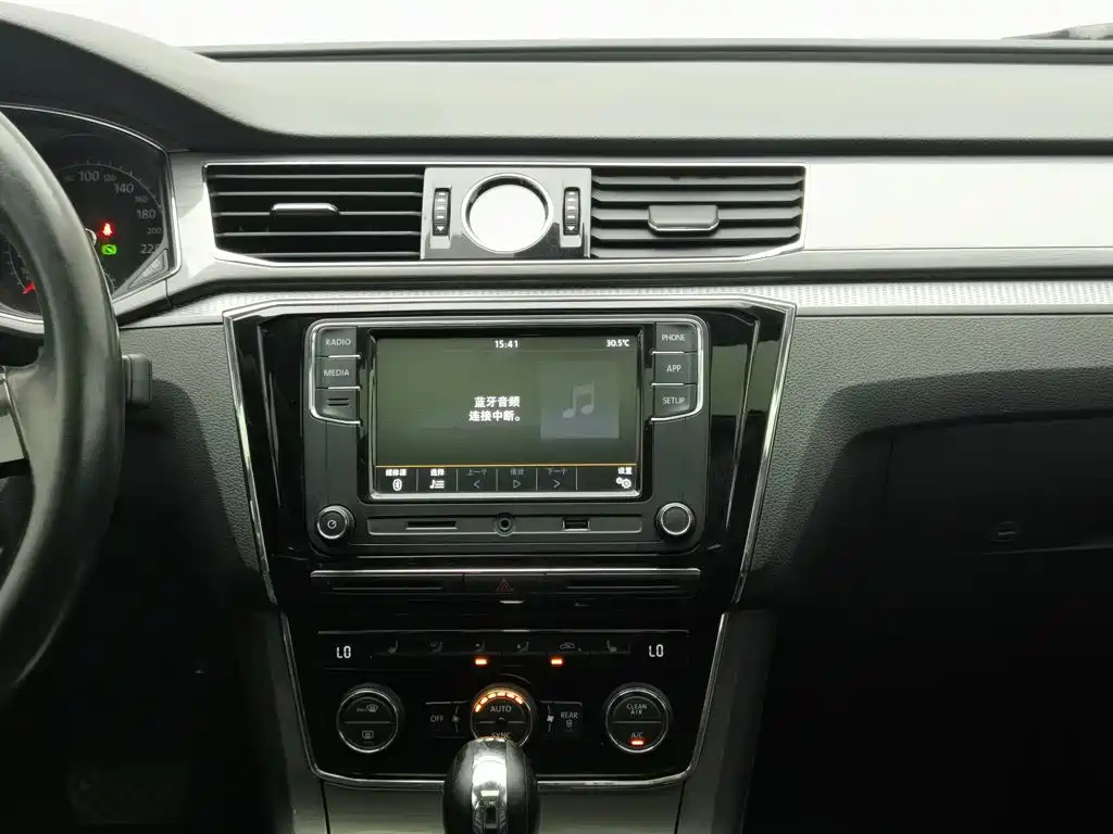 Volkswagen Passat 2017 — фото 12