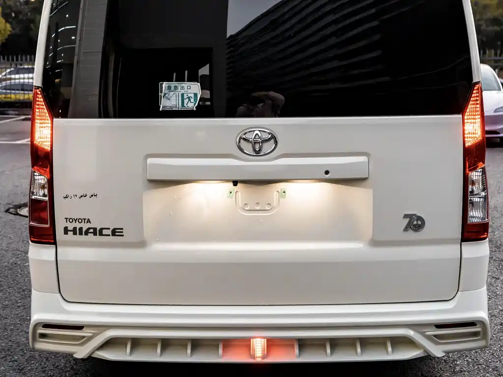 Toyota Hiace — фото 4