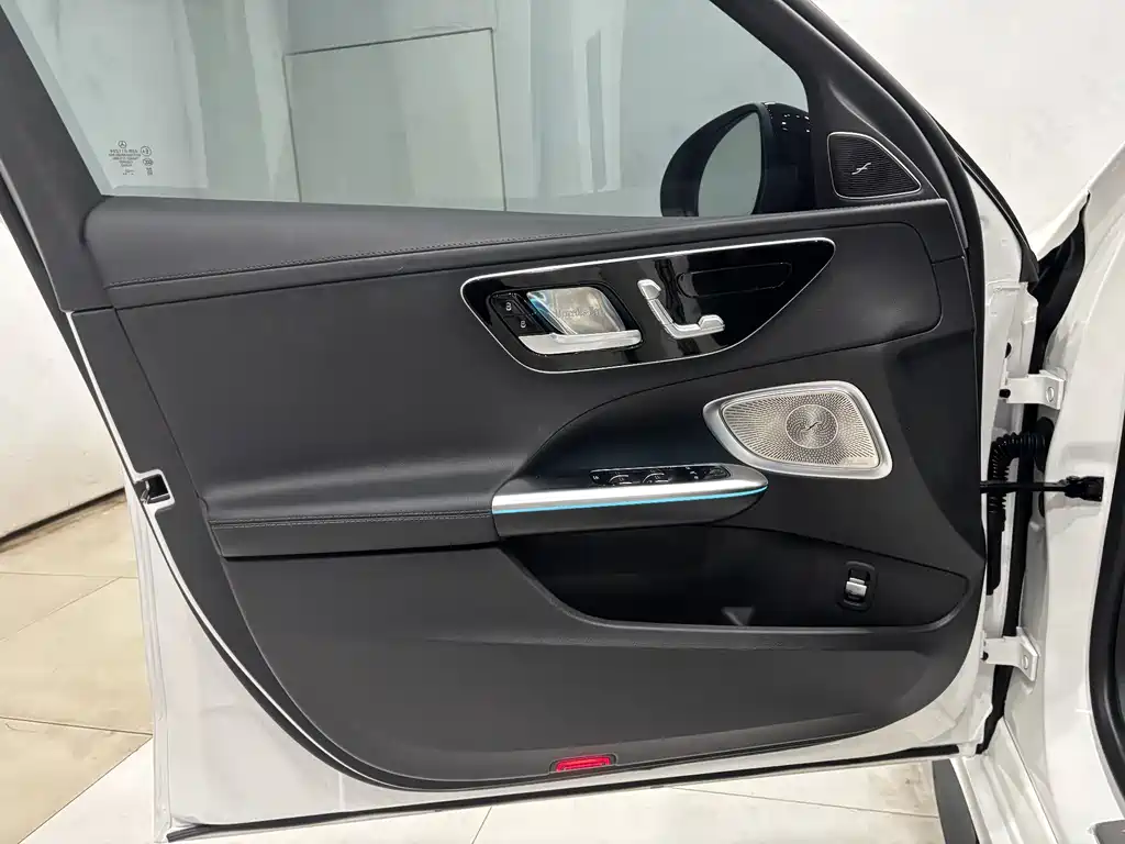 Mercedes-Benz C-Class 2025 — фото 11