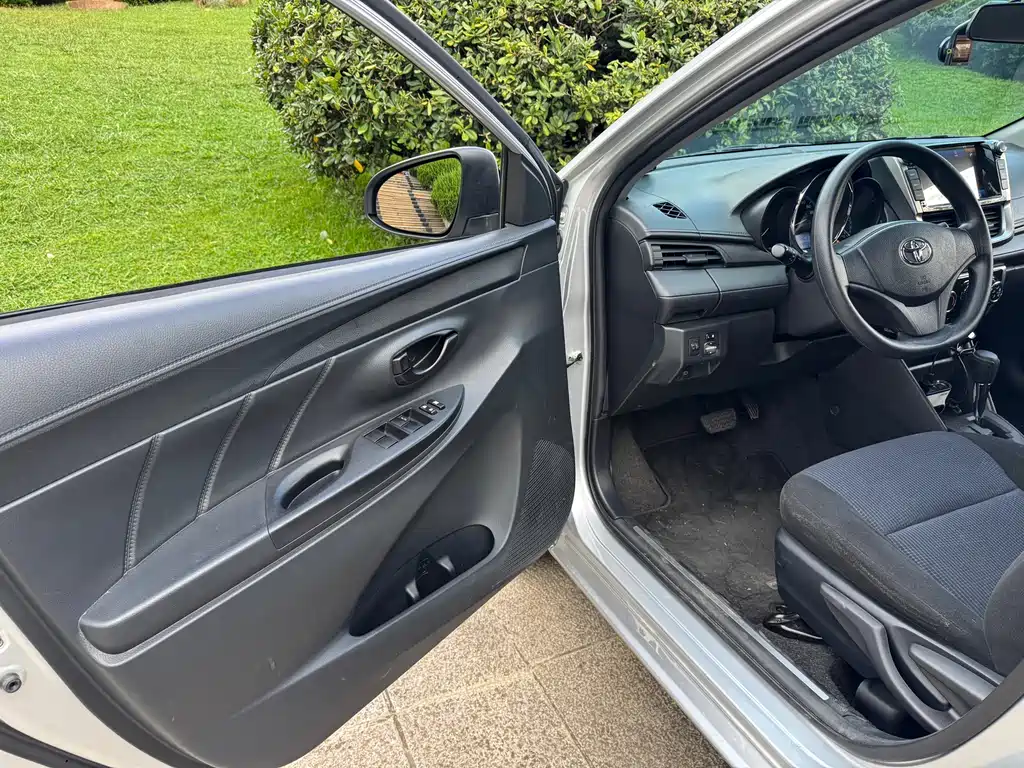Toyota Yaris L 2016 — фото 12