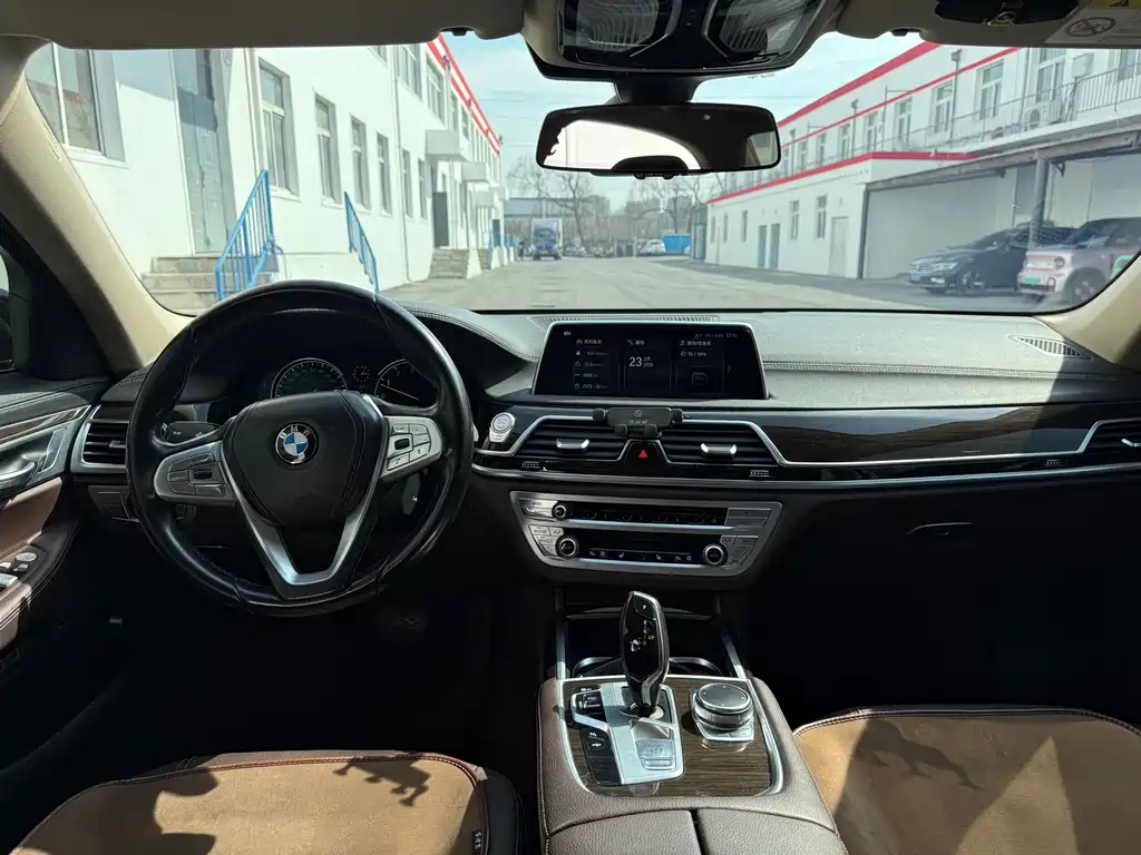 BMW 7 Series 2017 — фото 18