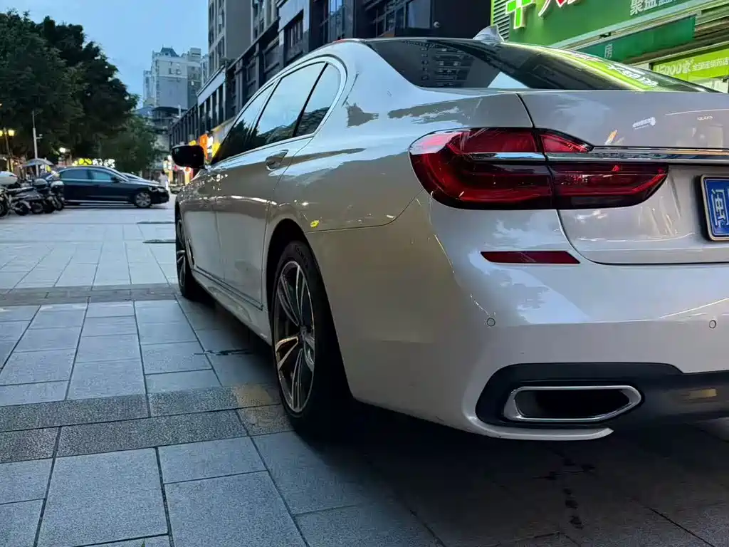 BMW 7 Series 2018 — фото 9