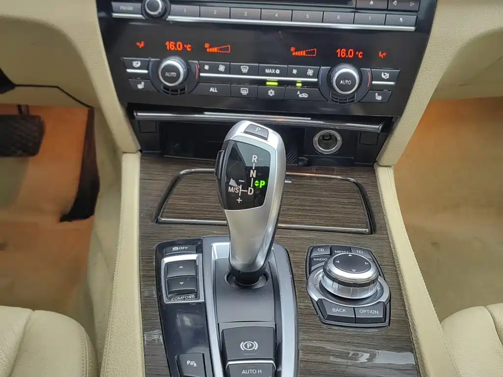 BMW 7 Series 2010 — фото 13