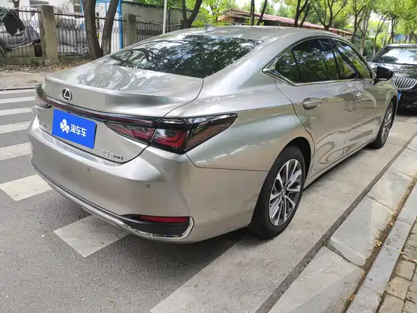 Lexus ES 2025