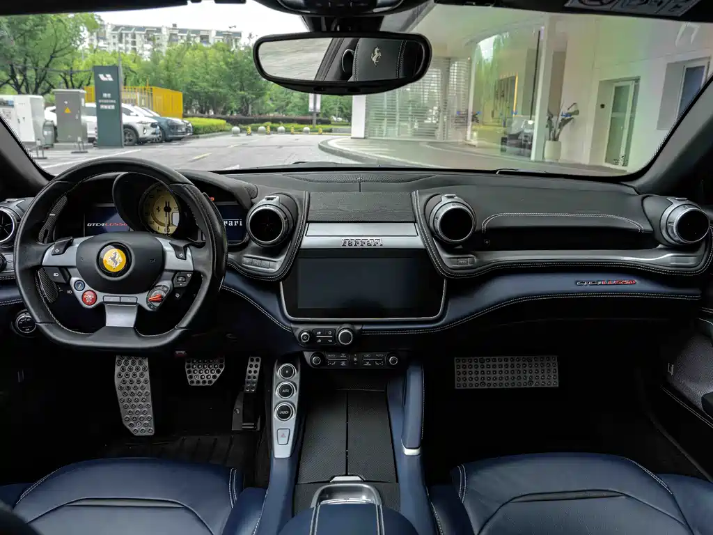 Ferrari GTC4Lusso 2018 — фото 19