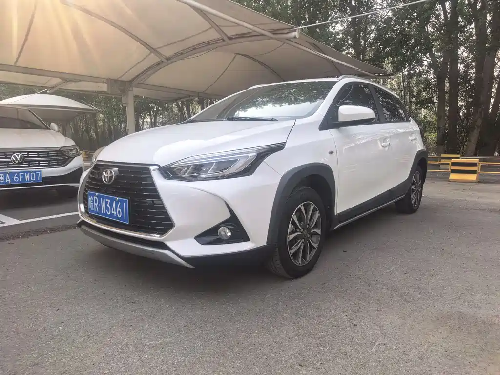 Toyota Yaris L 2023 — фото 1