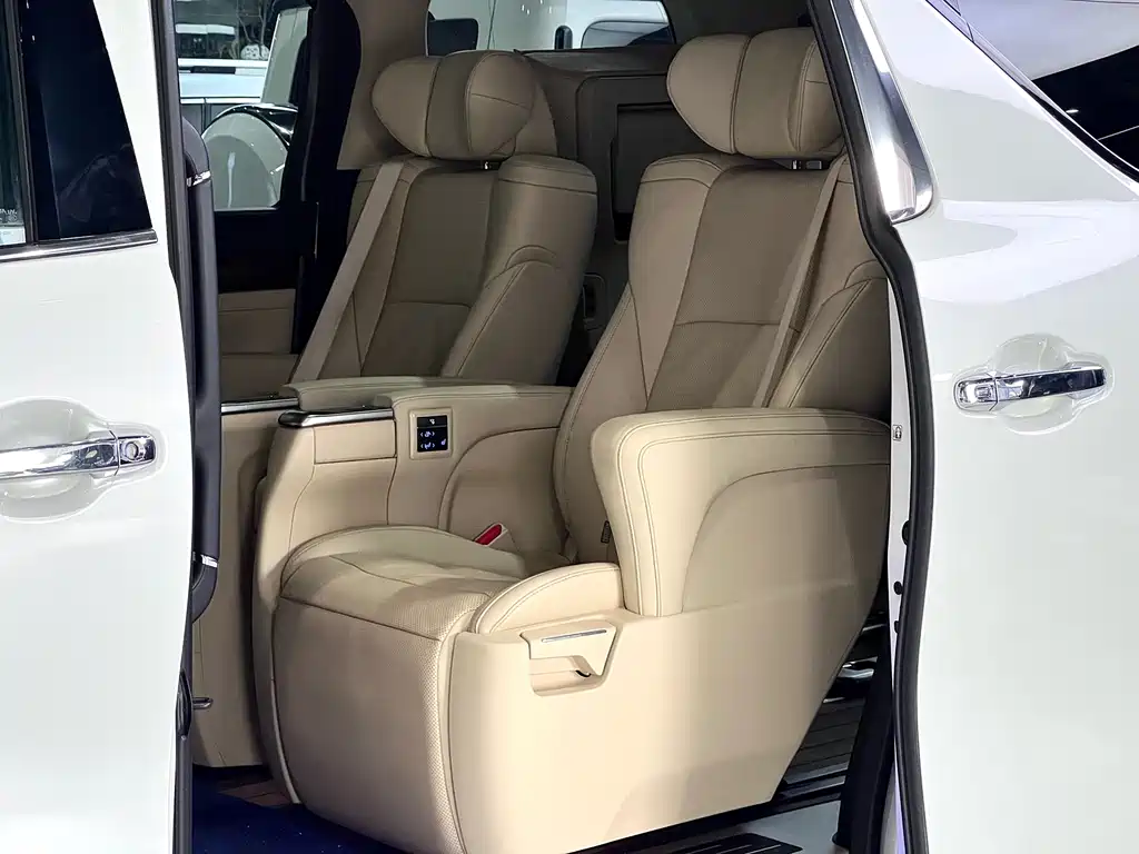 Toyota Alphard 2023 — фото 35