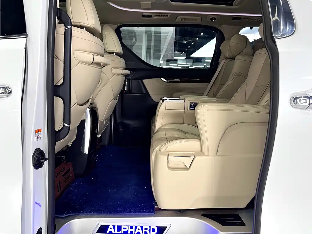 Toyota Alphard 2023 — фото 37