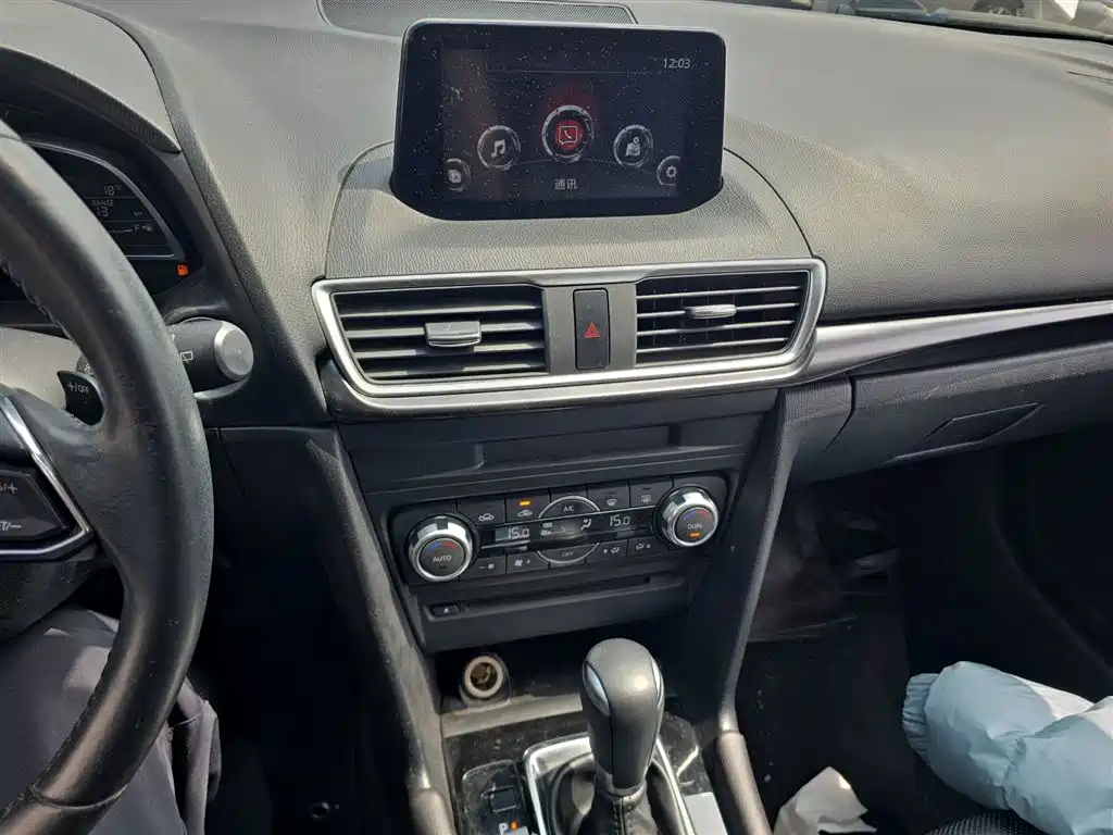Mazda 3 Axela 2018 — фото 10