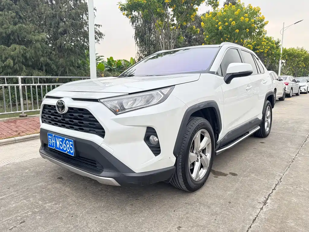 Toyota RAV4 2021 — фото 1