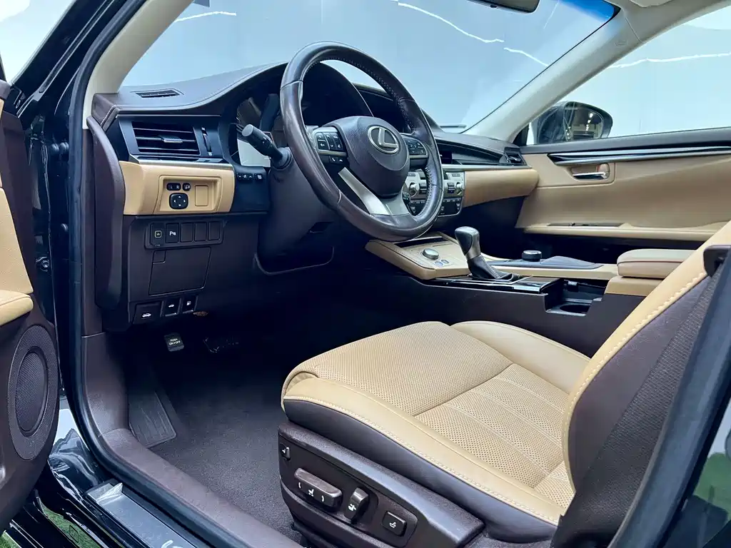 Lexus ES 2018 — фото 11