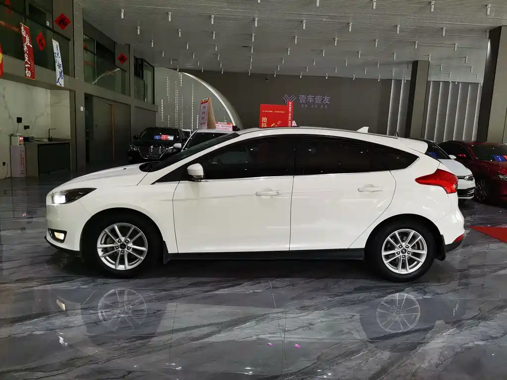 Ford Focus 2018 — фото 30