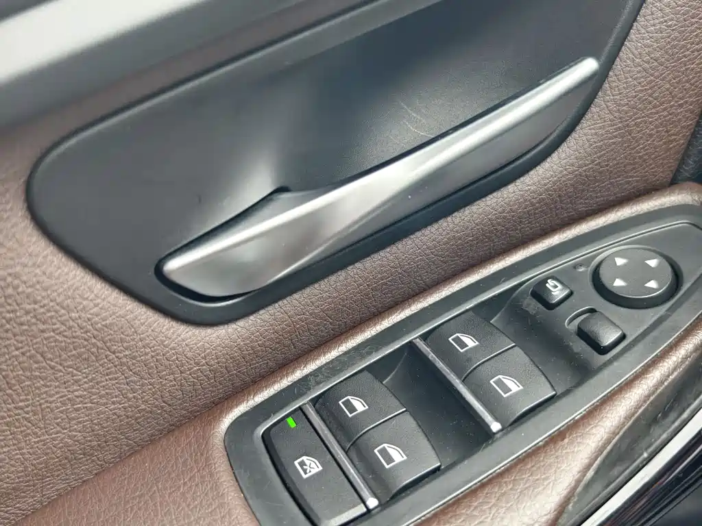 BMW 3 Series 2017 — фото 18