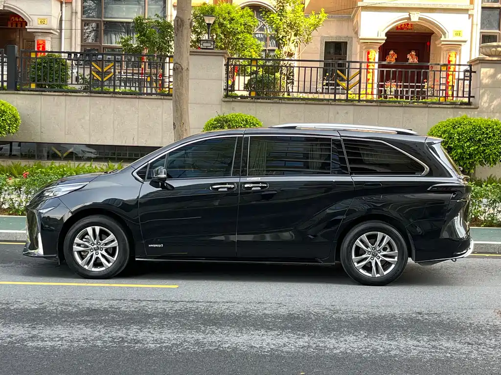 Toyota Sienna 2023 — фото 7