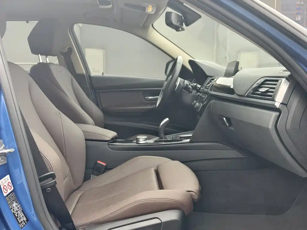 BMW 3 Series 2017 — фото 11