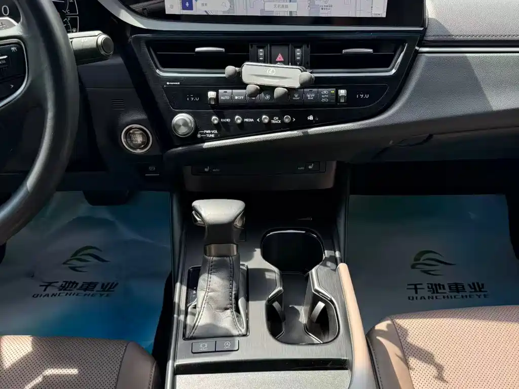 Lexus ES 2023 — фото 14