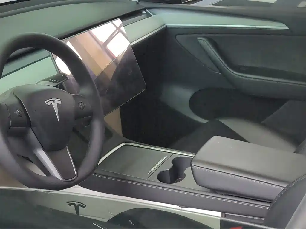 Tesla Model Y 2024 — фото 4