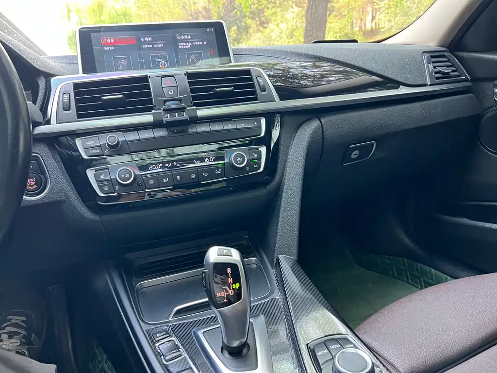 BMW 3 Series 2018 — фото 14