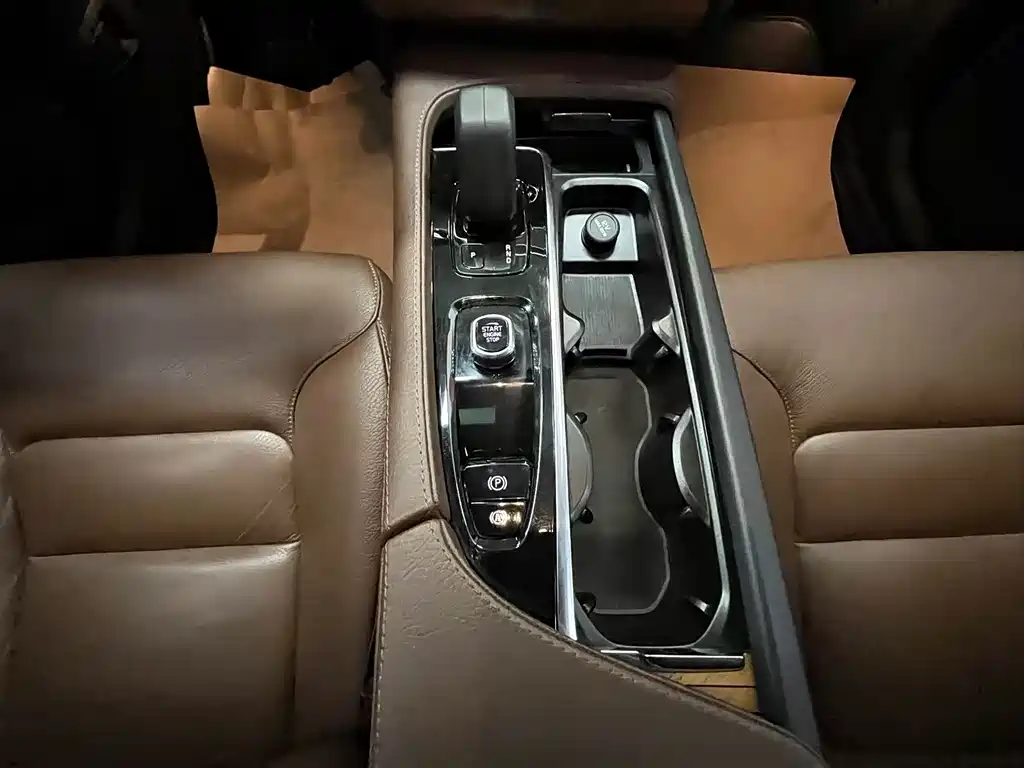 Volvo XC90 2022 — фото 17
