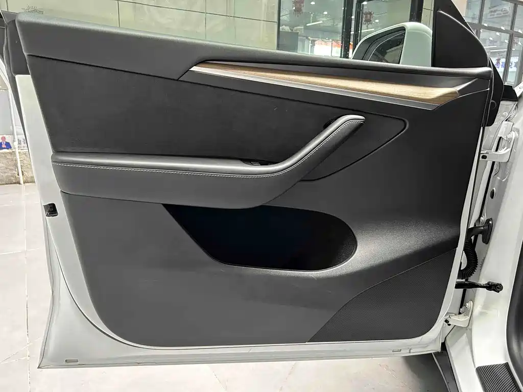 Tesla Model Y 2023 — фото 12