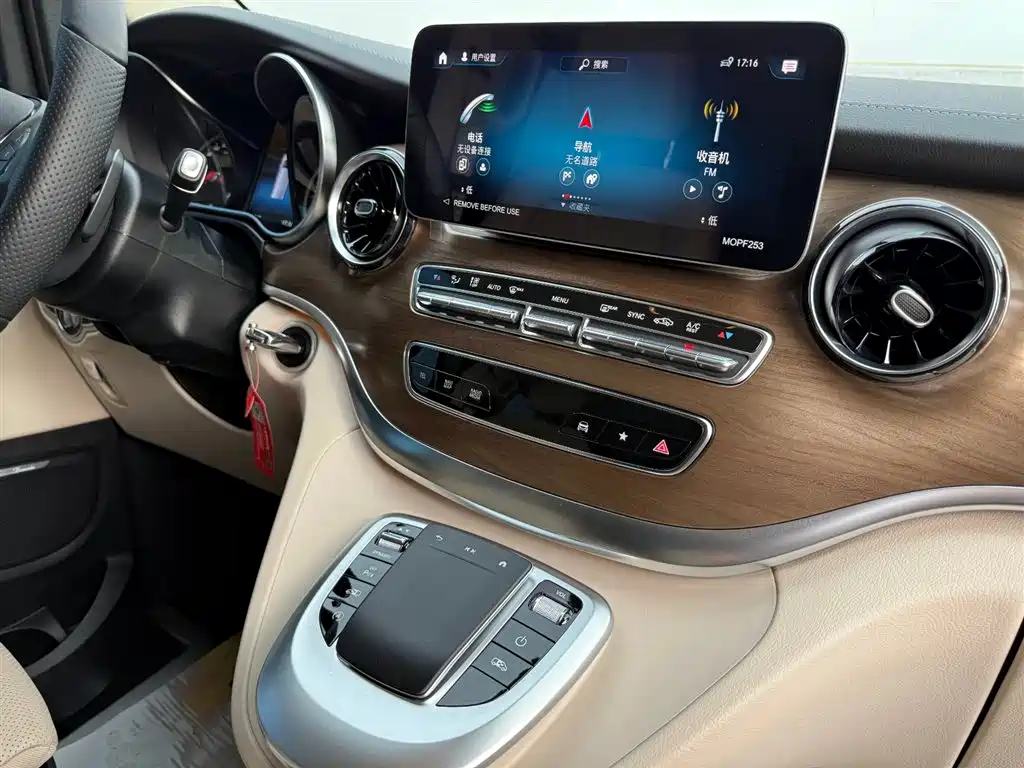 Mercedes-Benz V-Class 2023 — фото 31
