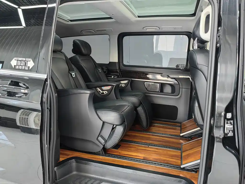 Mercedes-Benz V-Class 2018 — фото 14