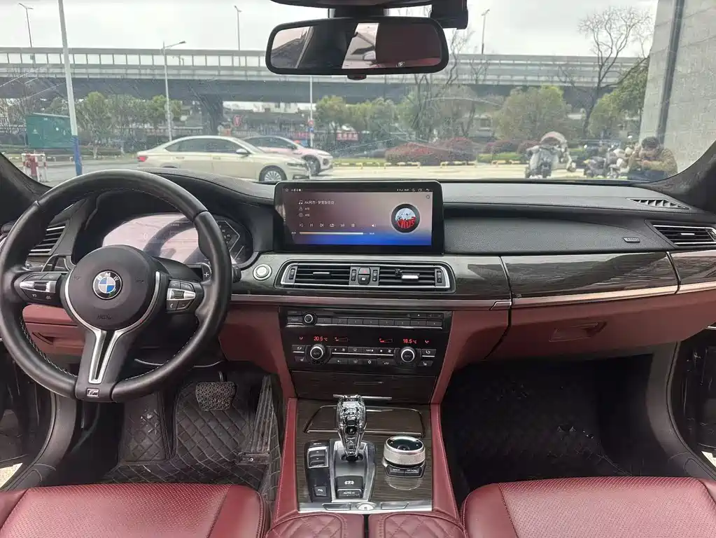 BMW 7 Series 2010 — фото 19