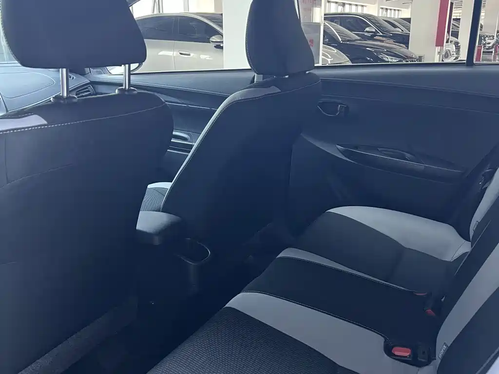 Toyota Yaris L 2022 — фото 10