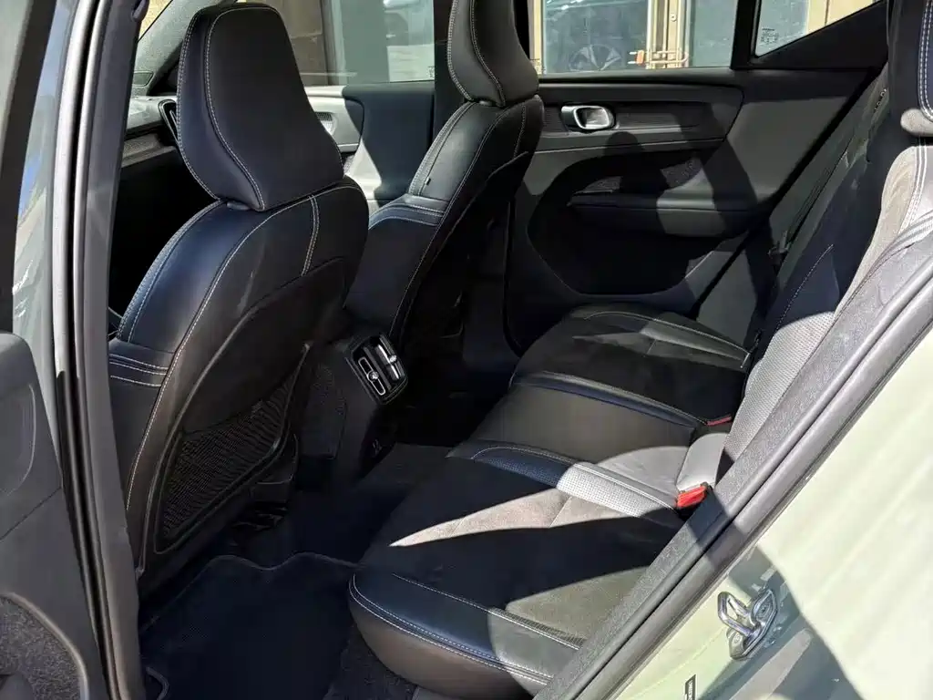Volvo XC40 New Energy 2021 — фото 8