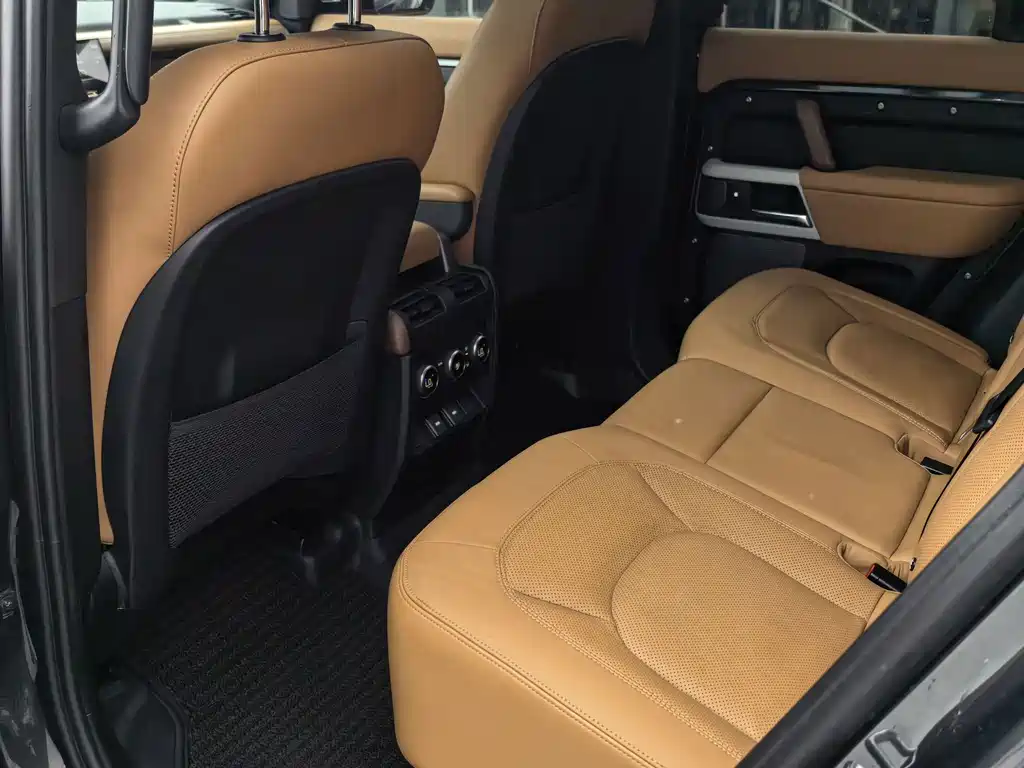 Land Rover Defender 2023 — фото 13