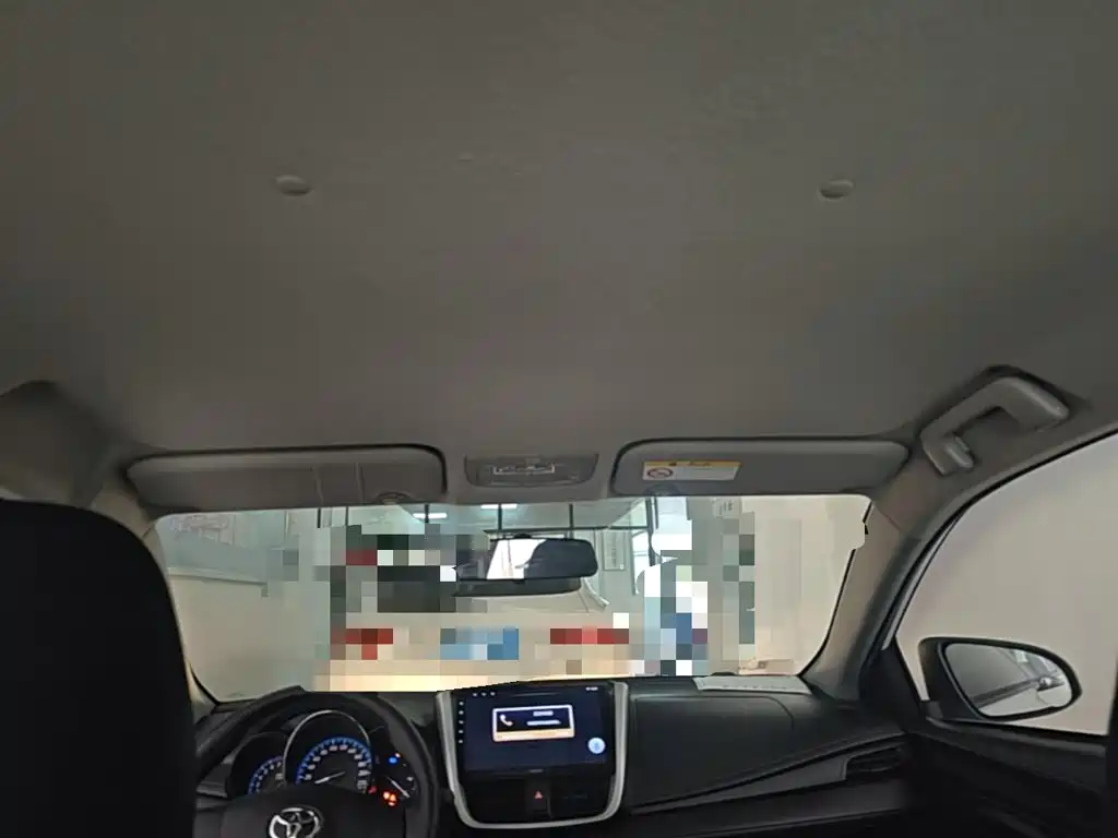 Toyota Yaris L 2017 — фото 18