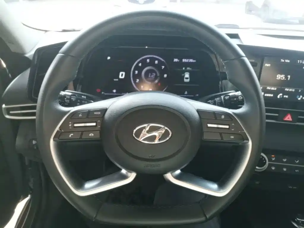 Hyundai Elantra 2023 — фото 11