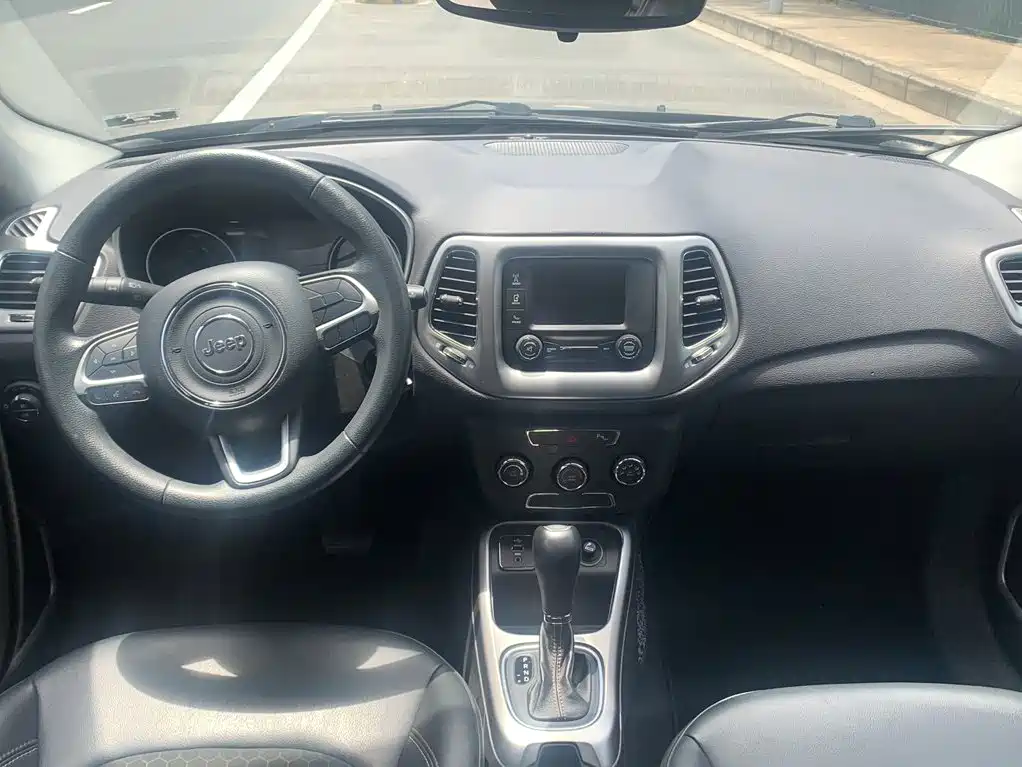 Jeep Compass 2017 — фото 8
