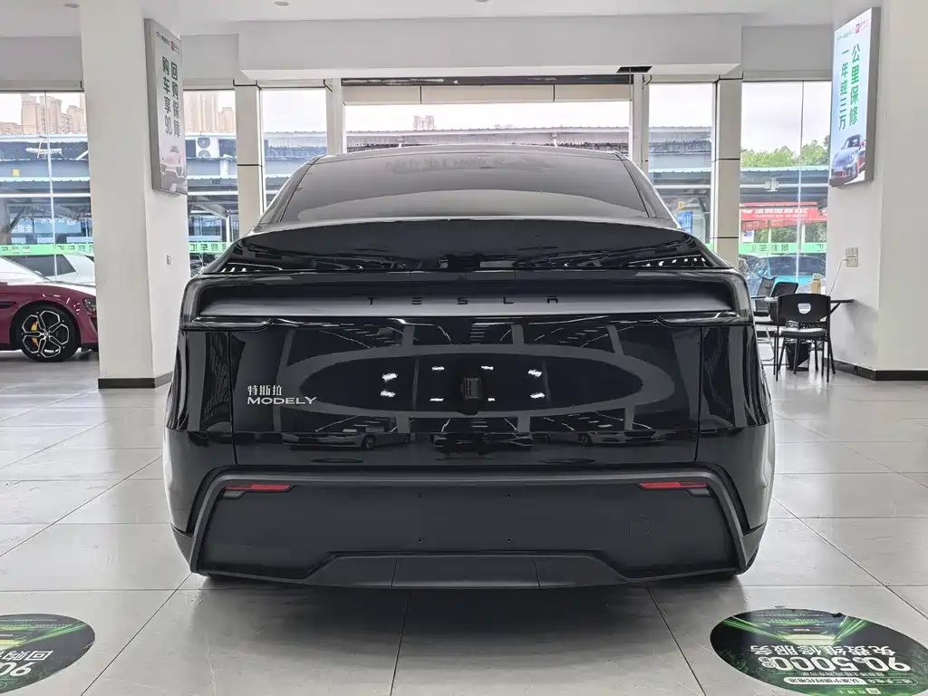 Tesla Model Y 2025 — фото 10
