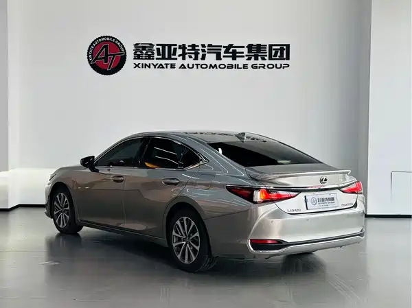 Lexus ES 2022