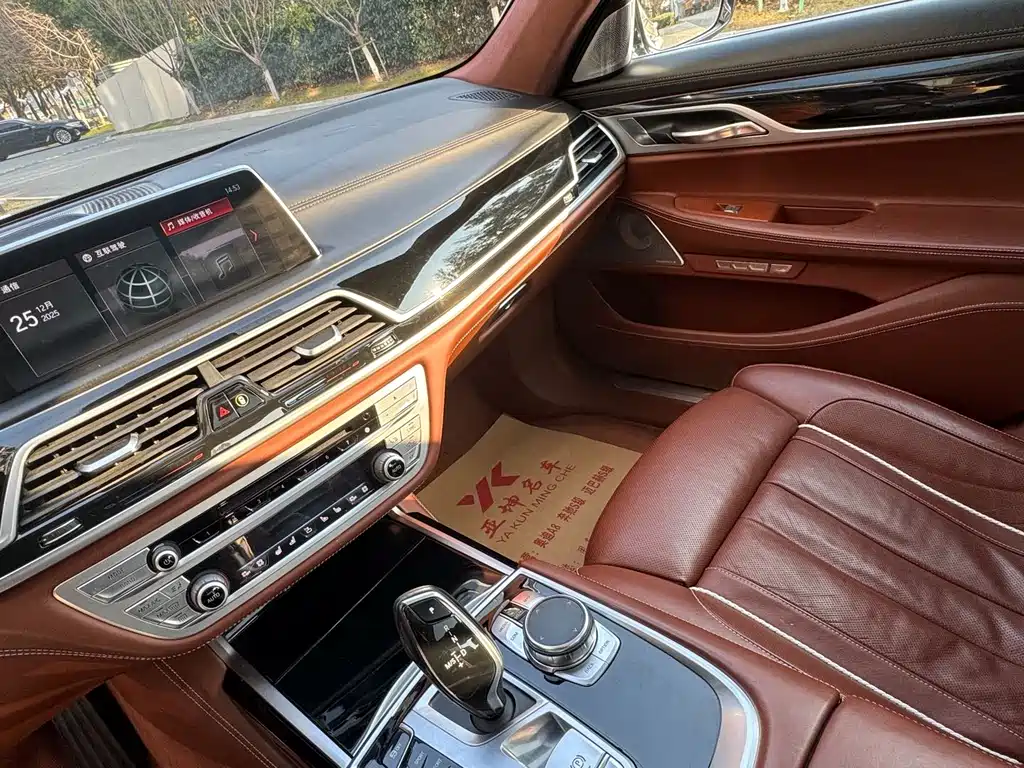 BMW 7 Series 2017 — фото 9