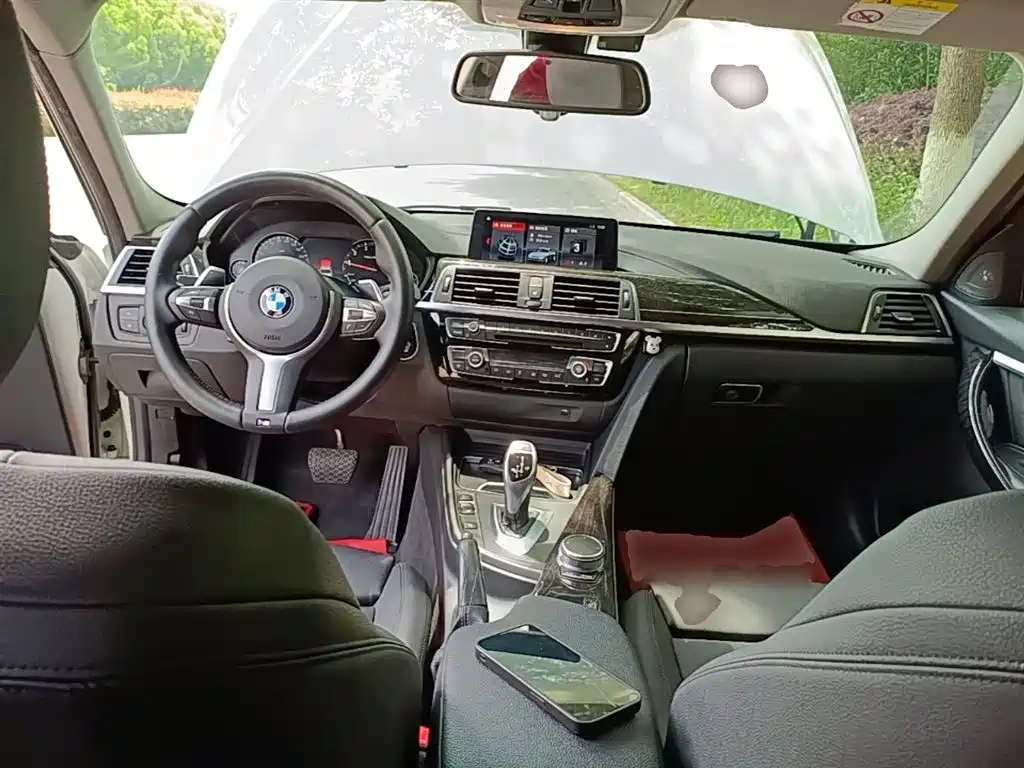 BMW 3 Series 2018 — фото 10