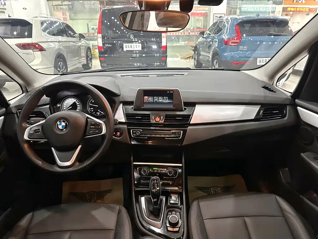 BMW 2 Series Wagon 2020 — фото 17