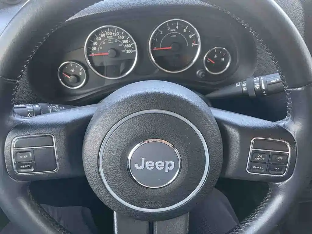 Jeep Wrangler 2013 — фото 11
