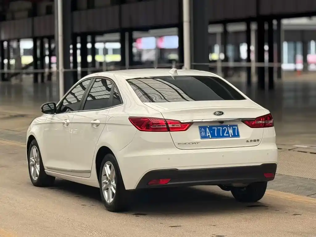 Ford Escort 2020 — фото 14