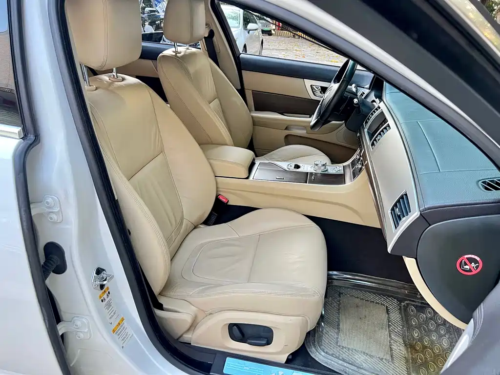 Jaguar XF 2014 — фото 10