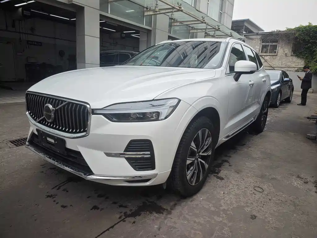 Volvo XC60 2025 — фото 1