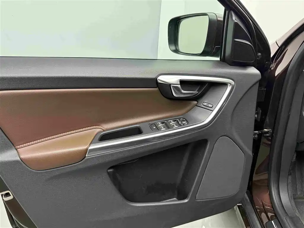 Volvo XC60 2017 — фото 21