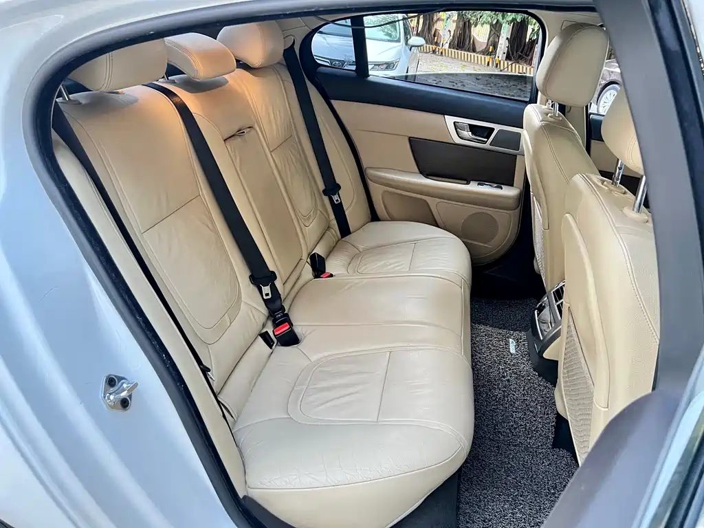 Jaguar XF 2014 — фото 11
